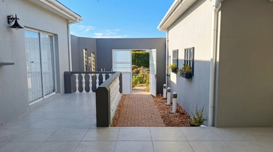To Let 4 Bedroom Property for Rent in Oceanview Heights Western Cape